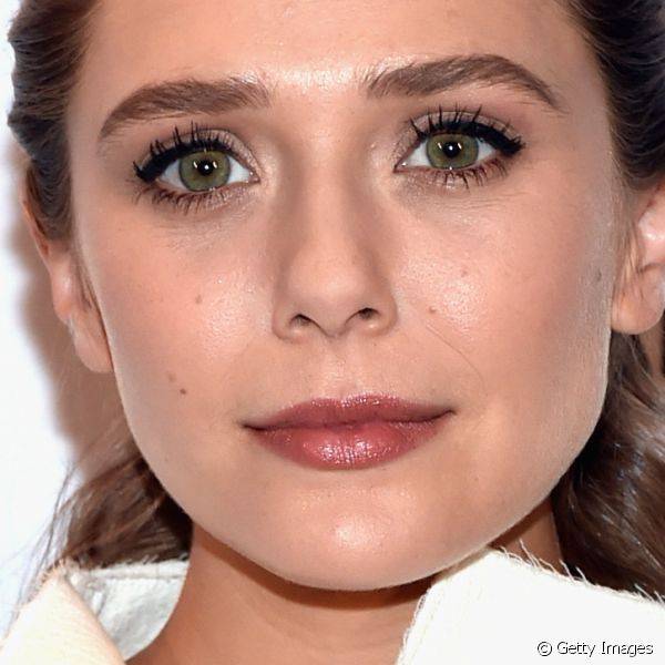 O delineado preto combinado com cílios destacados também favorece o olhar de Elizabeth Olsen
